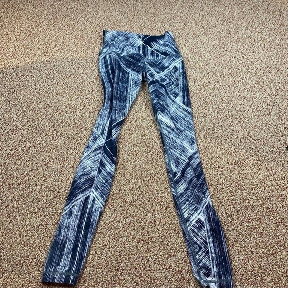 Lulu Lemon Heat Wave Leggings - Picture 3 of 3